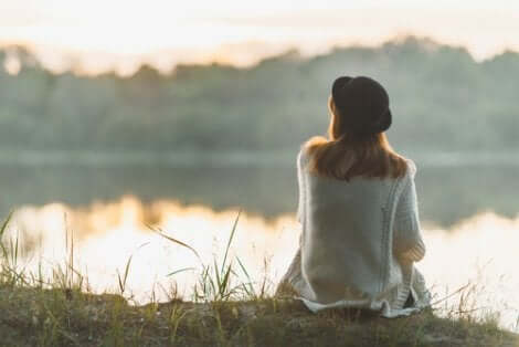 Une femme pensant aux choses simples devenues compliquées.