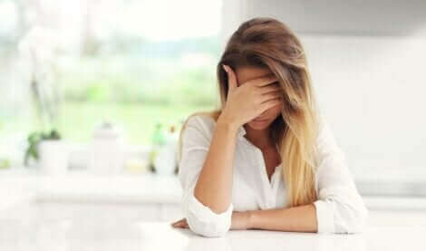 Une femme victime de la maltraitance de ses parents.