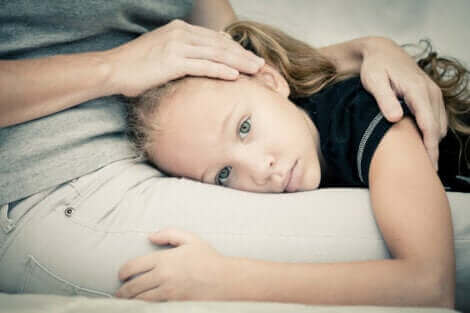 Lorsqu'un enfant a peur, ses parents doivent le rassurer au mieux.
