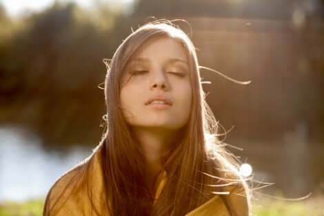 Une femme ayant adopté la slow life.