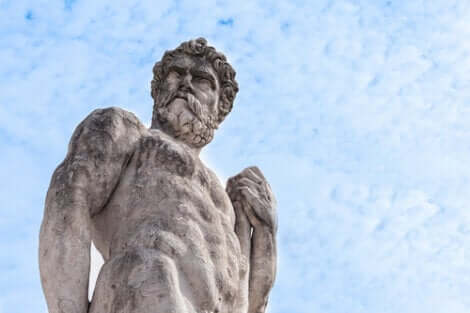 Une statue d'Hercule.