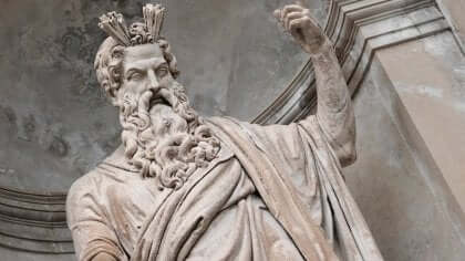 Une statue de Zeus.