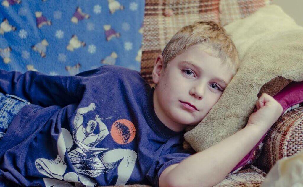 Troubles d'intériorisation : un enfant triste peut cacher un problème psychologique. 
