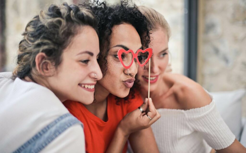 Jalousie entre amis : comment se manifeste-t-elle ?