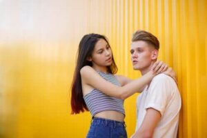 Adolescence : pourquoi les "mauvais garçons" plaisent-ils ?