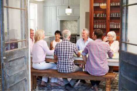 Garder le contact avec ses amis entretient l'amitié.