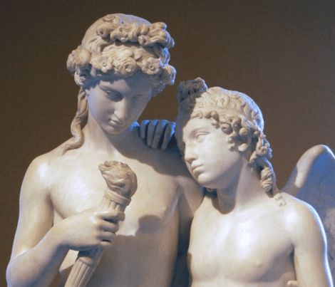 Une sculpture d'Hyménée et de Cupidon.