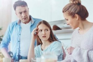 Les familles surprotectrices sans démonstrations d'affection