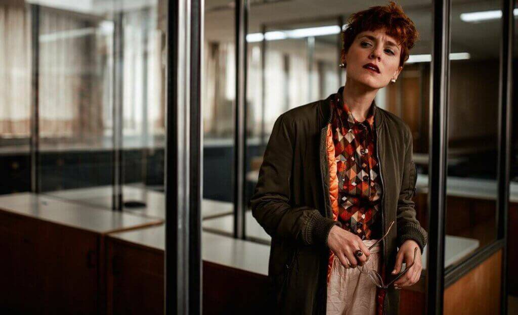 Une femme qui semble inquiète.