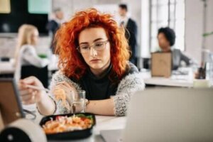 Manger par ennui : Pourquoi faisons-nous cela ?