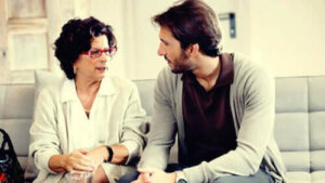 Les parents qui contrôlent leurs enfants à l'âge adulte