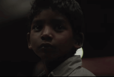 Saroo enfant dans le film Lion.