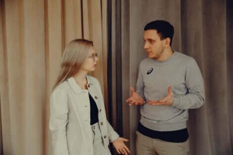 Une mauvaise communication est l'un des signes d'alerte dans une relation amoureuse.