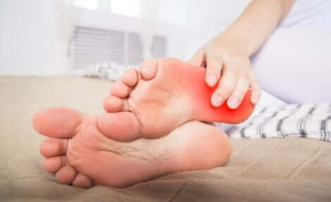 Une personne qui souffre du syndrome des pieds brûlants.