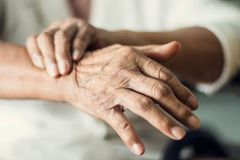 Le tremblement des mains, une des principales caractéristiques de la maladie de Parkinson.