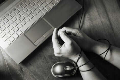 L'addiction à Internet fait partie des addictions comportementales. 