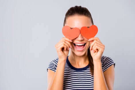 Mettre sur un piédestal l'autre est commun en amour.