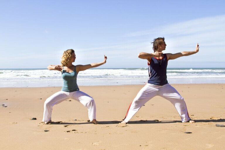 Couple pratiquant le qi gong.