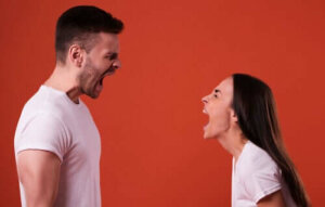 Crier et demander à l'autre de ne pas crier