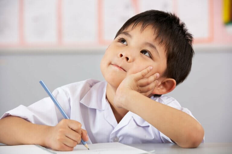 Enfant qui apprend à penser. 