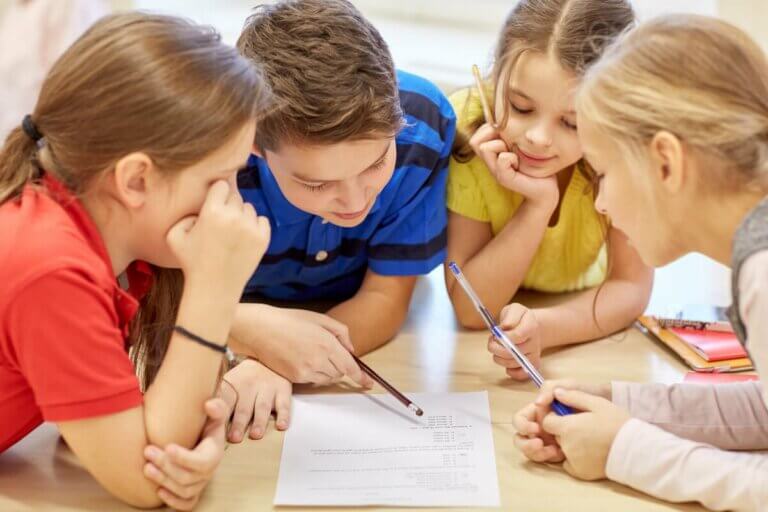 Enfants qui apprennent à penser.