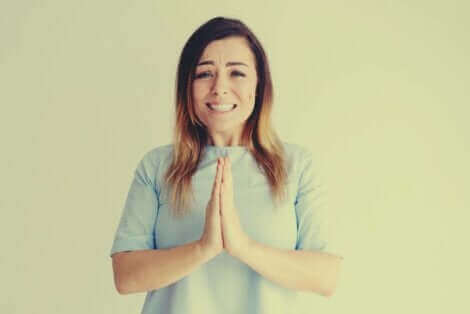 Demander des faveurs en ayant recours au chantage émotionnel.