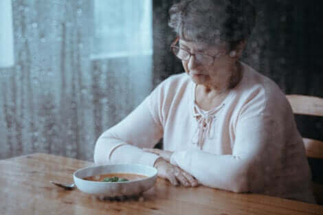 Femme âgée qui souffre d'une perte d'appétit.