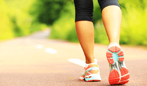 Une femme en train de faire un footing.