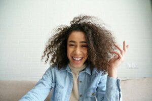 Pourquoi nous arrive-t-il de parler seul ?