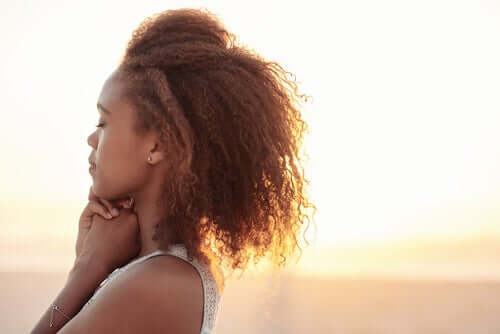 Une femme pensive, les yeux fermés. 