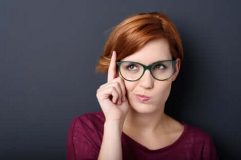 Une femme pensive.