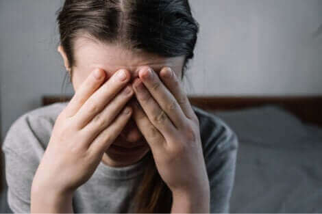 Une femme qui semble stressée.