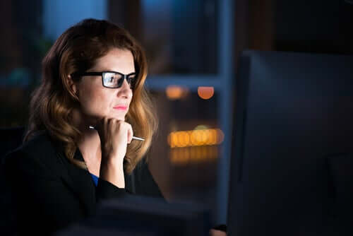 Une femme qui regarde un écran d'ordinateur.