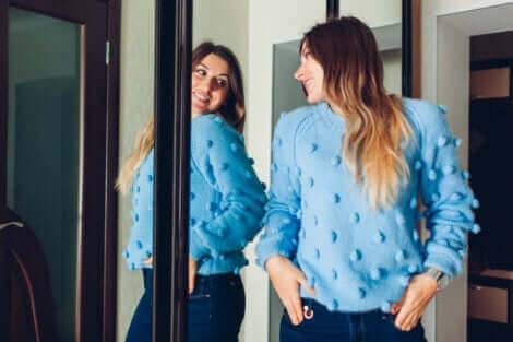 Une femme qui se regarde dans le miroir. 