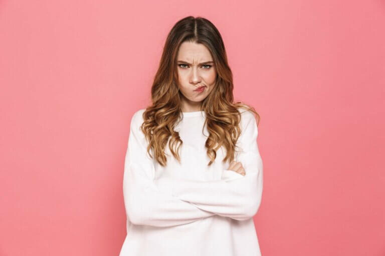 Une femme qui semble en colère.