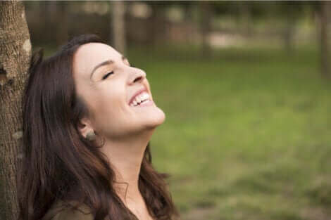 Une femme qui semble heureuse.