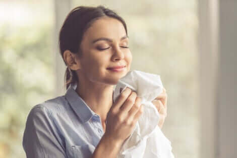 Une femme en train de sentir un vêtement. 