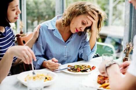 Une femme qui souffre de perte d'appétit.