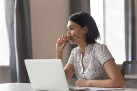 Une femme qui travaille sur l'ordinateur. 