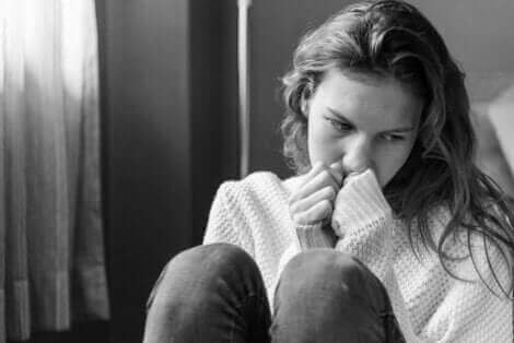 Une femme triste et énervée.