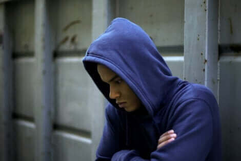 Un jeune homme qui semble frustré.