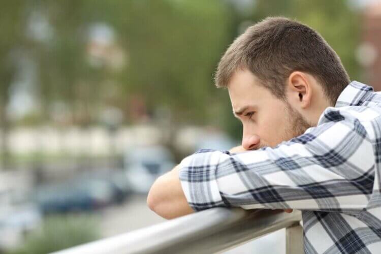 Un homme qui semble triste.