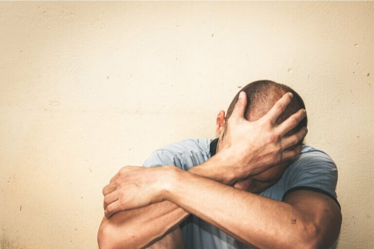 Un homme triste, main sur la tête. 