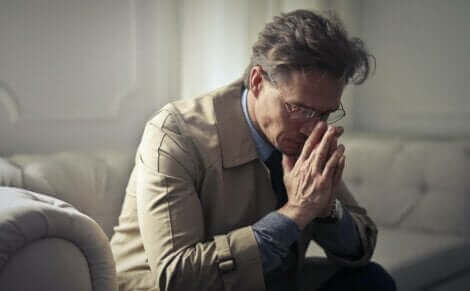 Un homme qui semble triste. 