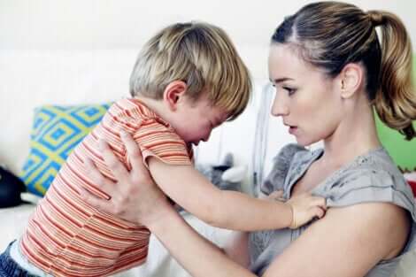 Une mère et son fils en colère.