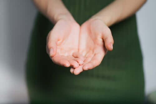 Les paumes des mains d'une femme.