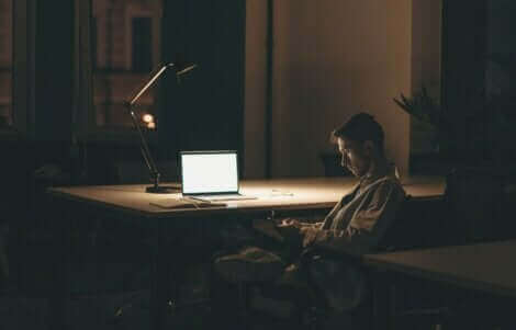 Une personne qui travaille en solitaire dans un bureau.