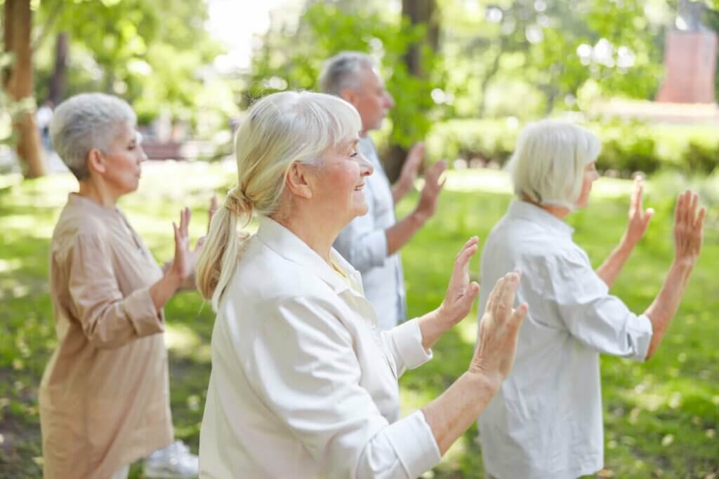 Des personnes pratiquant le qi gong.