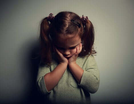 Une petite fille qui souffre du syndrome de déficience affective.