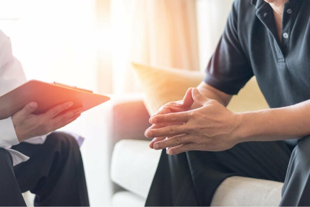 Un psychothérapeute avec son patient. 